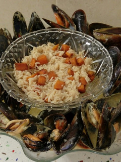 Una foto de Mejillones en salsa y arroz con calabaza