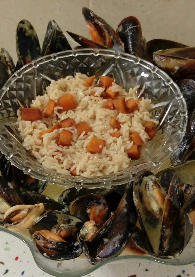 Una foto de Mejillones en salsa y arroz con calabaza