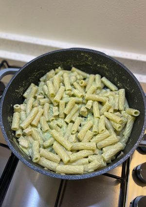Una foto de Fideos con salsa de albahaca