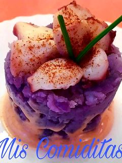 Una foto de Puré de patatas violeta con pulpo cocido y ali-oli de pimentón