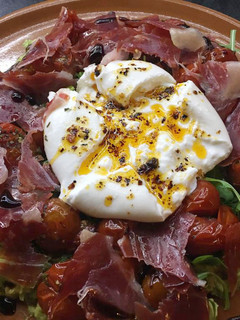 Una foto de Ensalada de burrata