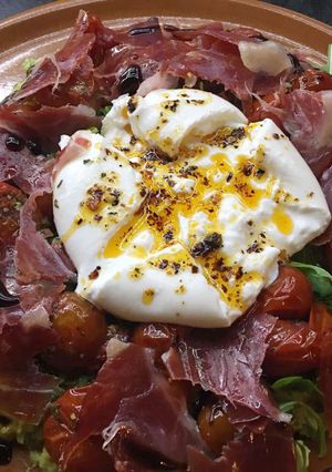 Una foto de Ensalada de burrata