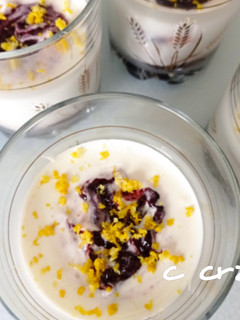 Una foto de Vasito de yogurt y mermelada