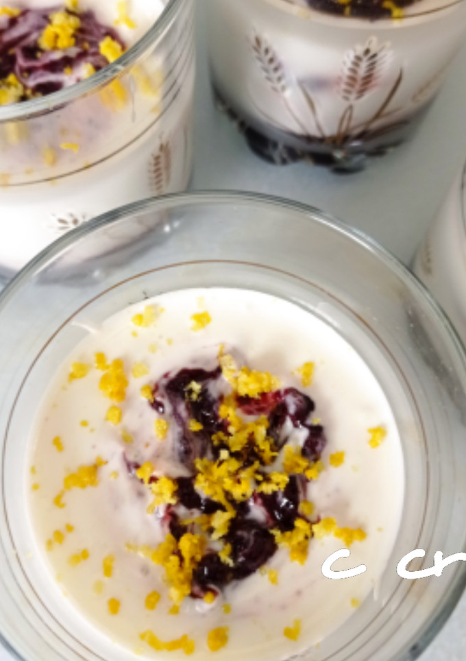 Una foto de Vasito de yogurt y mermelada