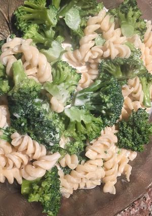 Una foto de Fideos con brócoli y crema