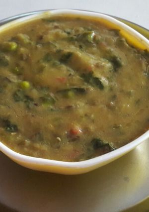 A picture of Palak dal with matar.