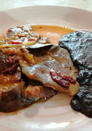 Una foto de Hígado de res enchipotlado