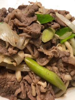 蒜炒牛肉(搭配雪白菇很搭) 的食譜成品照片