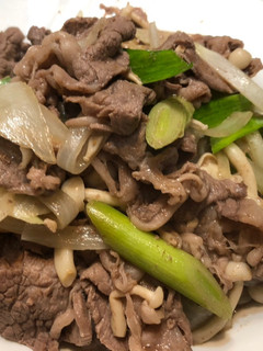 蒜炒牛肉(搭配雪白菇很搭) 的食譜成品照片