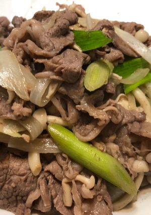 蒜炒牛肉（搭配雪白菇很搭） 的食譜成品照片