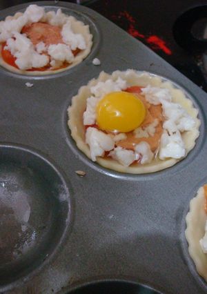 A picture of Baked Quail Eggs with Haloumi.