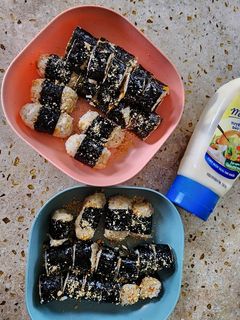Hình của món Cơm nắm cá ngừ rong biển.