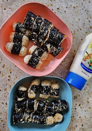 Hình của món Cơm nắm cá ngừ rong biển.