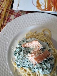 Una foto de Spaguettis con salmón y espinacas