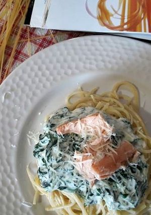 Una foto de Spaguettis con salmón y espinacas