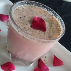 A picture of Strawberry thandai.