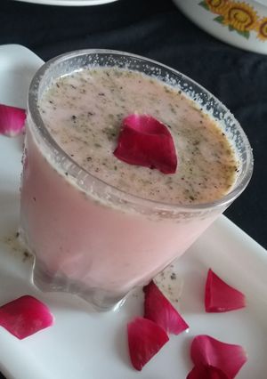 A picture of Strawberry thandai.