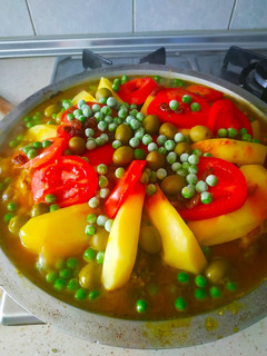 Una foto de Tajín de pollo con patatas