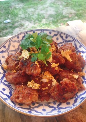 รูปของ หมูก้อนทอด โรยกระเทียมเจียว