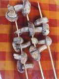 Brochetas de champiñones en la parrilla