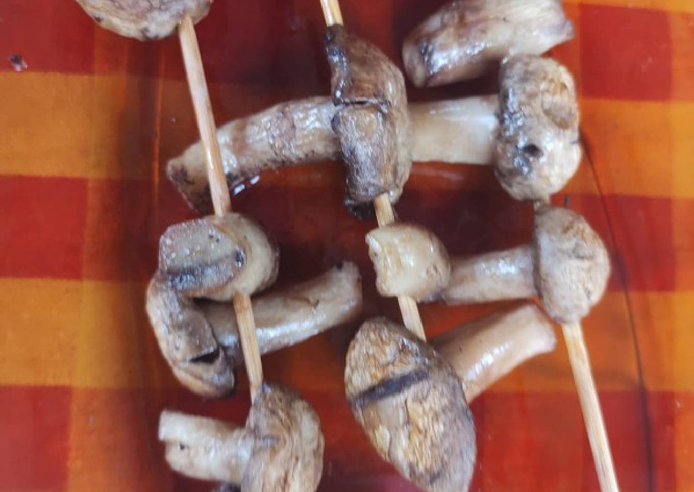 Brochetas de champiñones en la parrilla