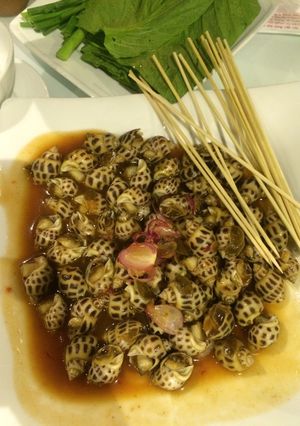 Hình của món Ốc hương sốt me và rượu XO.