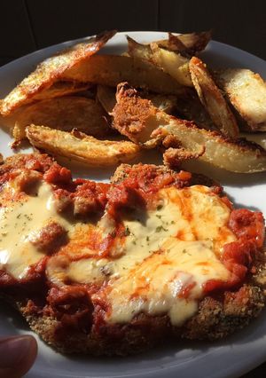 Una foto de Papas rústicas crocantes con milanesas de carne caseras🥔🥩