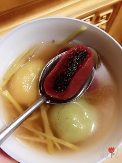 Hình của món Chè trôi nước màu sắc nhân mè đen.