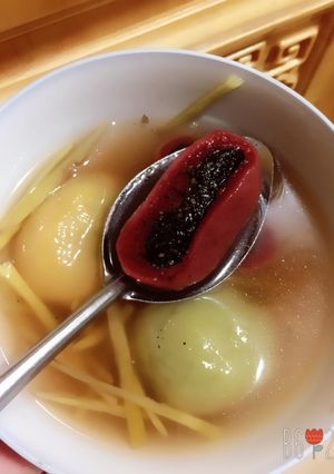 Hình của món Chè trôi nước màu sắc nhân mè đen.