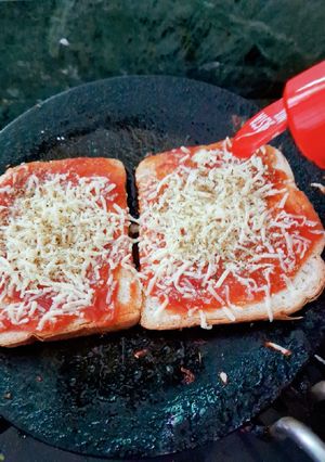 A picture of Cheese bread pizza 🍕.