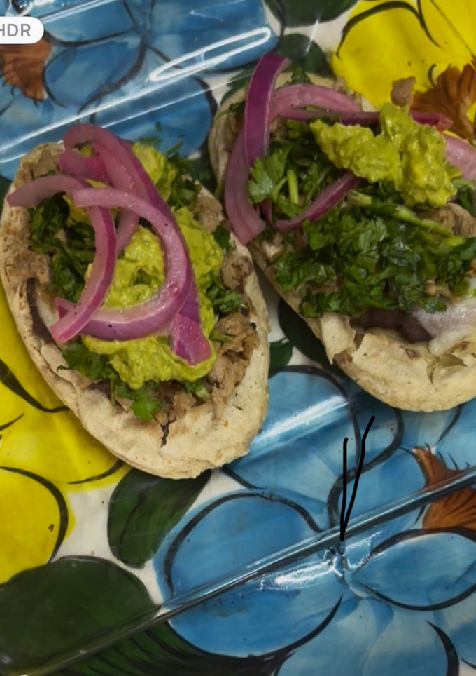 Una foto de *Huaraches: Festín Mexicano*