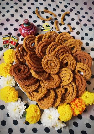 भाजणीची खुसखुशीत चकली (chakli recipe in marathi) रेसिपी चे मुख्य फोटो 
