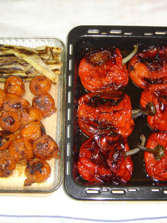 Una foto de Escalivada de pimientos, cebolletas y tomates