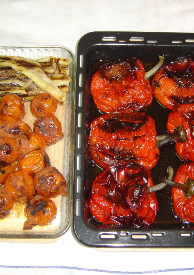 Una foto de Escalivada de pimientos, cebolletas y tomates