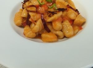 Foto di Tutto - Gnocchi con sugo di Pachino,vino bianco, cipolla, lime e