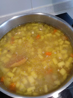 Una foto de Sopa de verduras y lentejas rojas