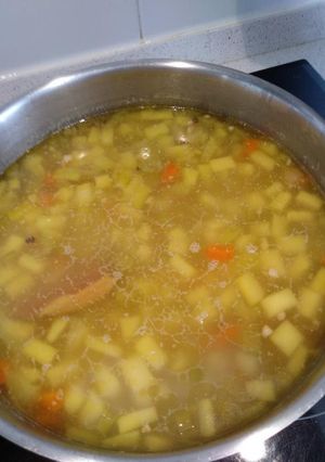 Una foto de Sopa de verduras y lentejas rojas