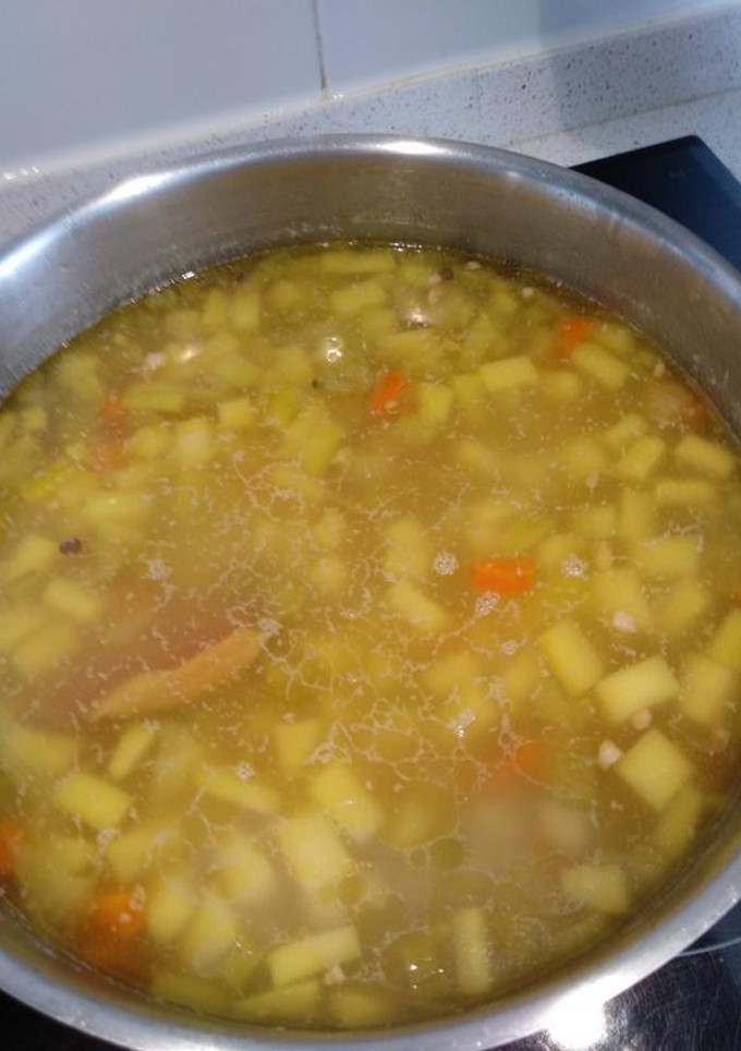 Una foto de Sopa de verduras y lentejas rojas