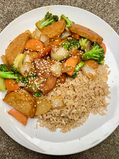 Una foto de Tempeh con verduras teriyaki