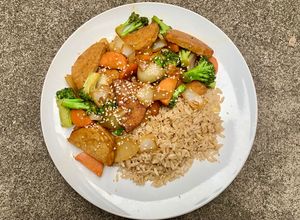 Una foto de Tempeh con verduras teriyaki
