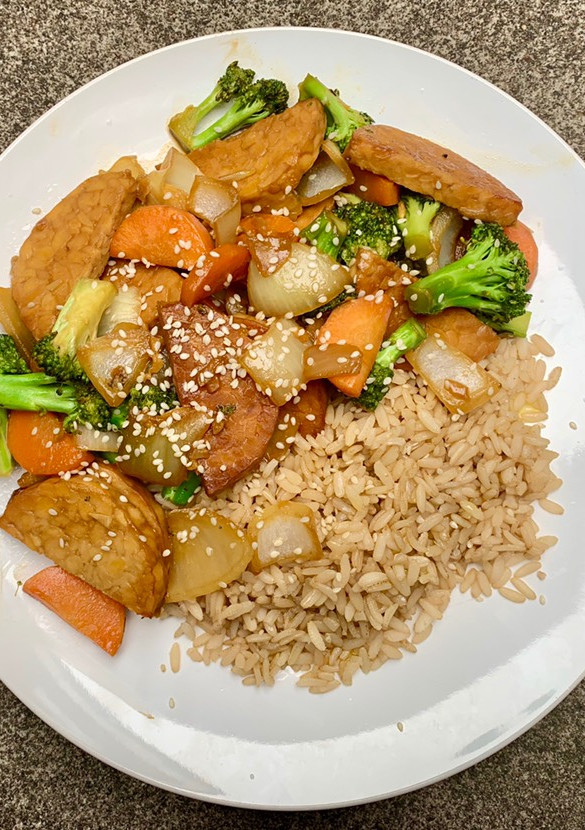 Una foto de Tempeh con verduras teriyaki