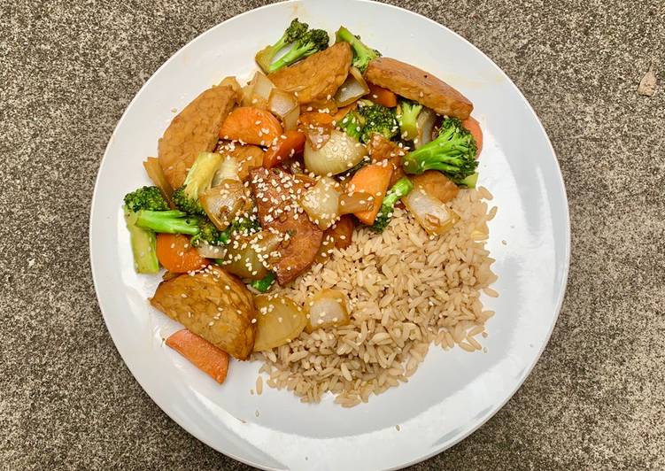 Tempeh con verduras teriyaki