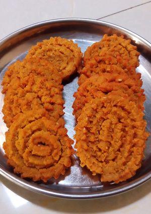 ઘઉં ના લોટ ની ચકરી (Wheat Flour Chakri Recipe In Gujarati) રેસીપી મુખ્ય ફોટો