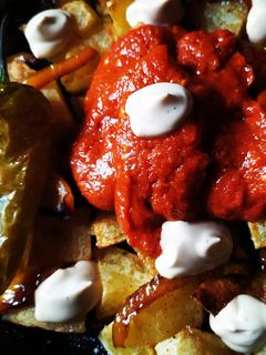 Una foto de Patatas bravas piri-piri, pimientos, y salsa blanca y soja !!🔥