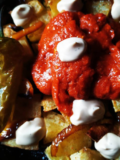 Una foto de Patatas bravas piri-piri, pimientos, y salsa blanca y soja !!🔥