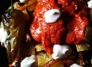 Una foto de Patatas bravas piri-piri, pimientos, y salsa blanca y soja !!🔥