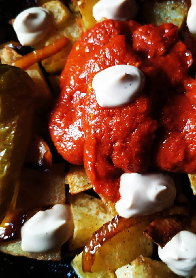 Una foto de Patatas bravas piri-piri, pimientos, y salsa blanca y soja !!🔥
