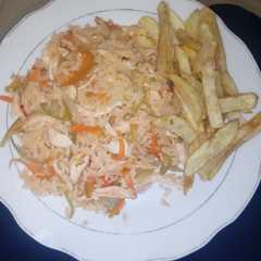 Una foto de Arroz con pollo y papaitas fritas