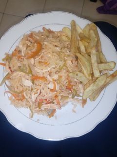 Una foto de Arroz con pollo y papaitas fritas