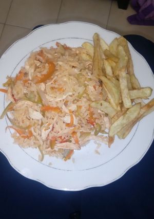 Una foto de Arroz con pollo y papaitas fritas